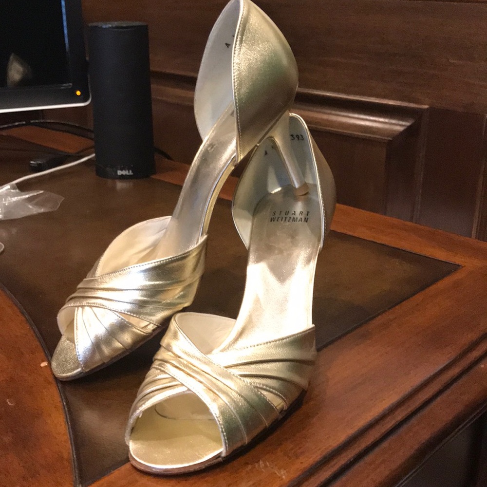 NIB Stuart Weizman Gold Chrissy Heels. Size 7